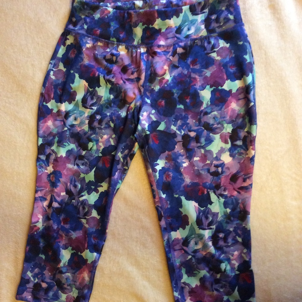 Danskin Now Floral Pattern Capri Leggings